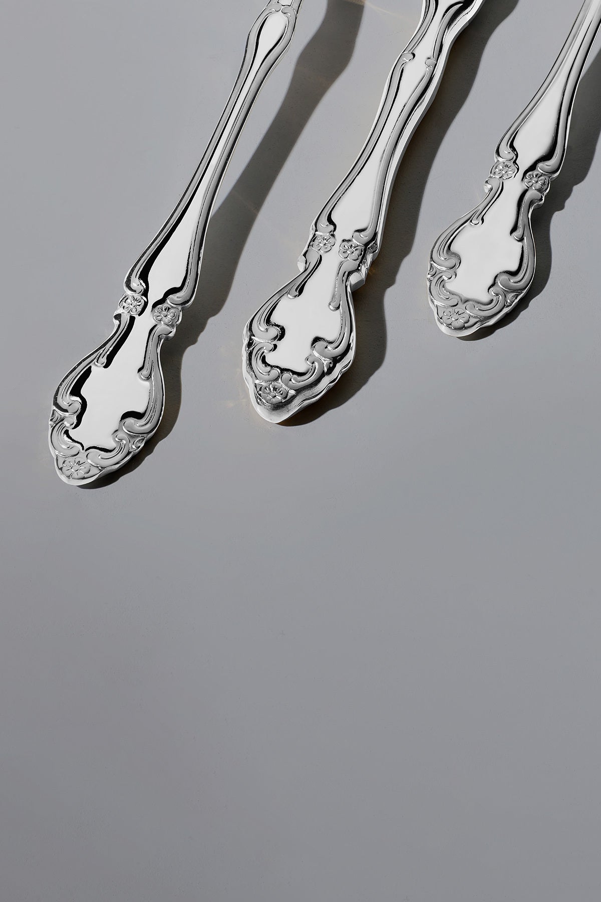 Adriana Sade 12 Person 89 Piece Leather Boxed Cutlery Set