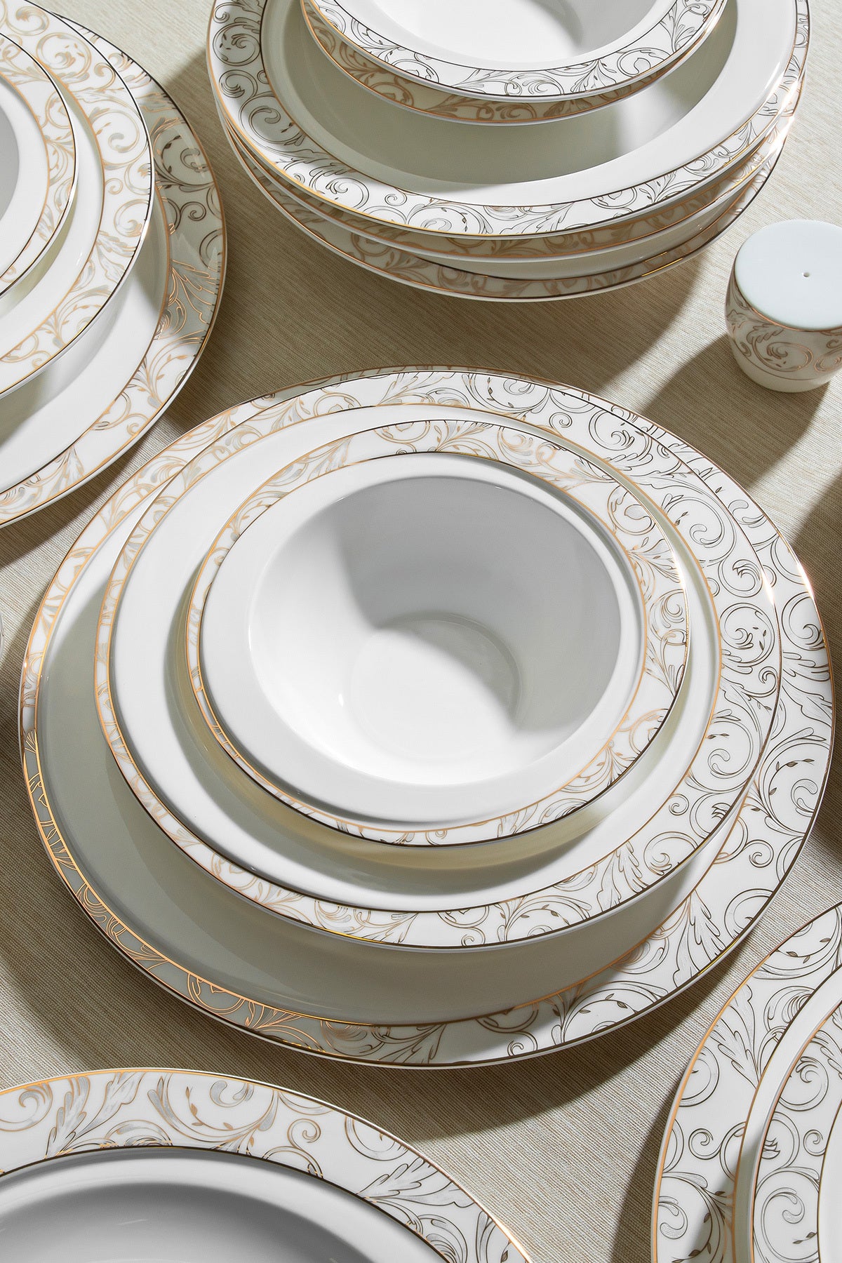Carla Pearl 28-Piece Porcelain Dinner Set